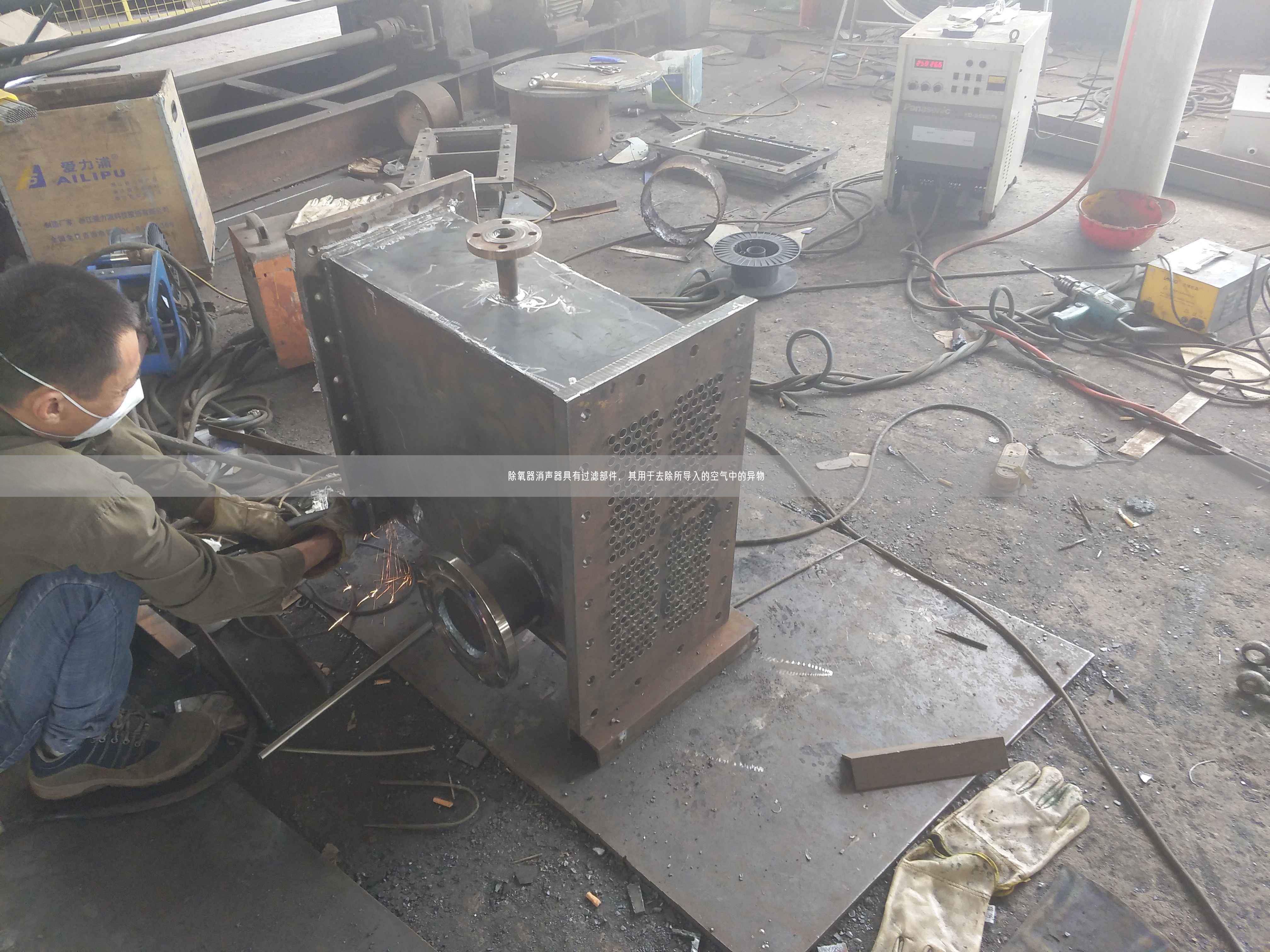 除氧器消声器具有过滤部件，其用于去除所导入的空气中的异物